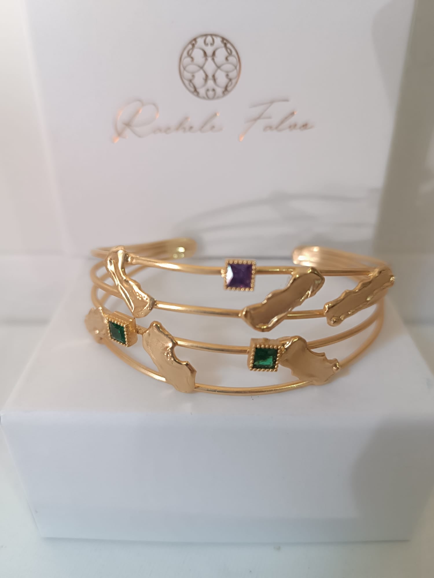 bracciale cuff a quattro fili dorati di Rachele Falvo con topazi naturali a taglio quadrato e elementi astratti lucidi