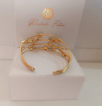 bracciale cuff a quattro fili dorati di Rachele Falvo con topazi naturali a taglio quadrato e elementi astratti lucidi
