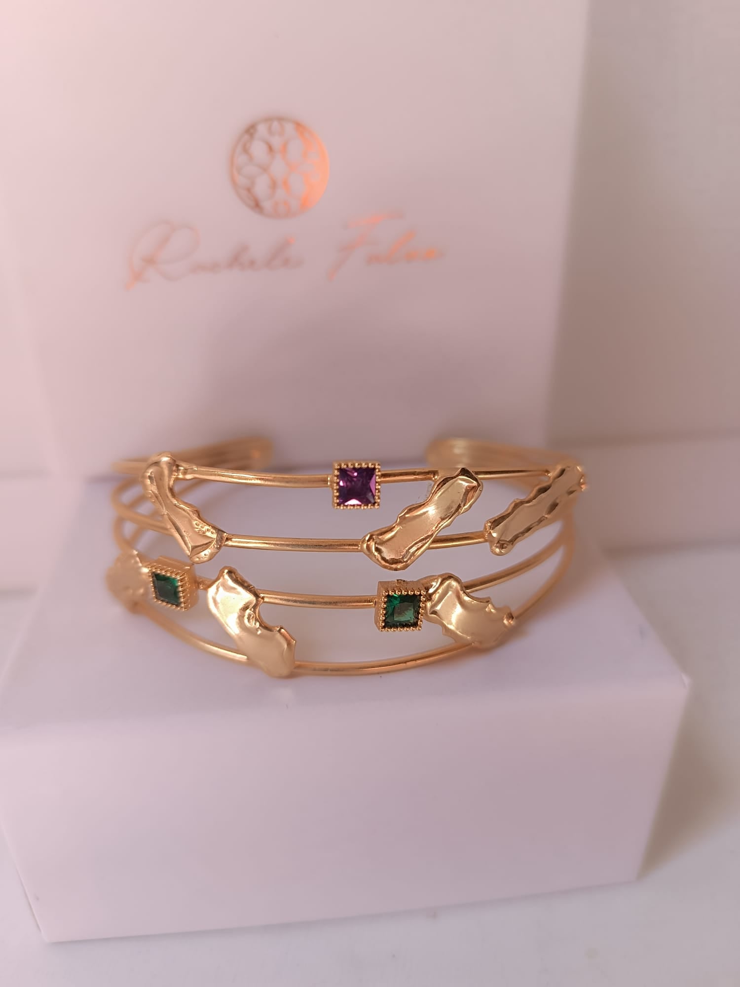 bracciale cuff a quattro fili dorati di Rachele Falvo con topazi naturali a taglio quadrato e elementi astratti lucidi