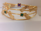 bracciale cuff a quattro fili dorati di Rachele Falvo con topazi naturali a taglio quadrato e elementi astratti lucidi