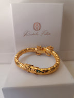  bracciale rigido scultoreo in bronzo dorato di Rachele Falvo con due teste di ariete contrapposte e fusto battuto