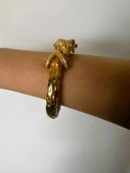 Bracciale in oro su bronzo con teste di ariete regolabile con apertura a molla