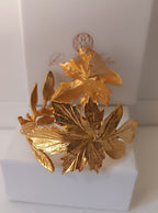 bracciale rigido alto a schiava in bronzo dorato di Rachele Falvo con grandi foglie scultoree sovrapposte