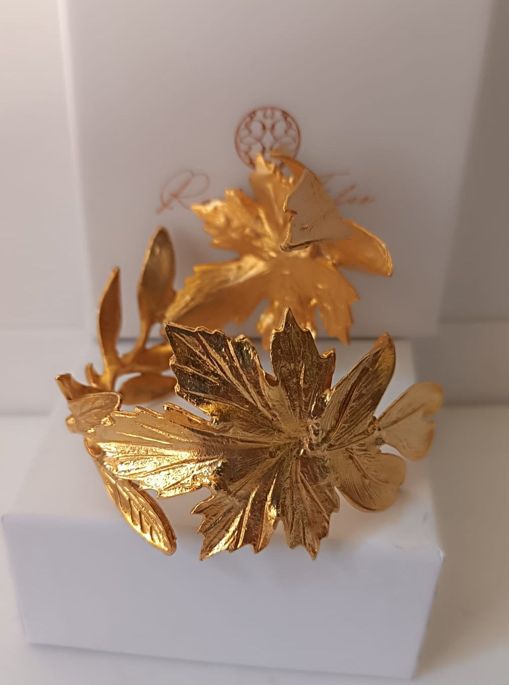 bracciale rigido alto a schiava in bronzo dorato di Rachele Falvo con grandi foglie scultoree sovrapposte