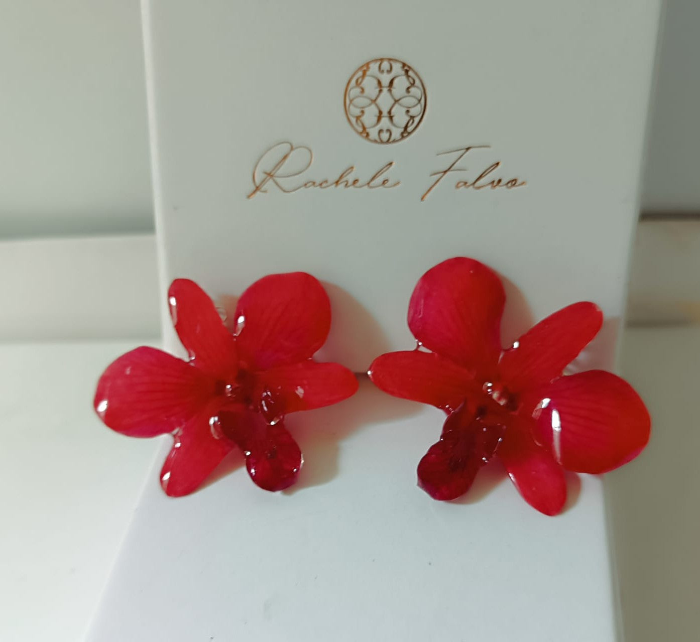 orecchini pendenti a monachella in argento con orchidee vere tridimensionali rosso rubino lucido