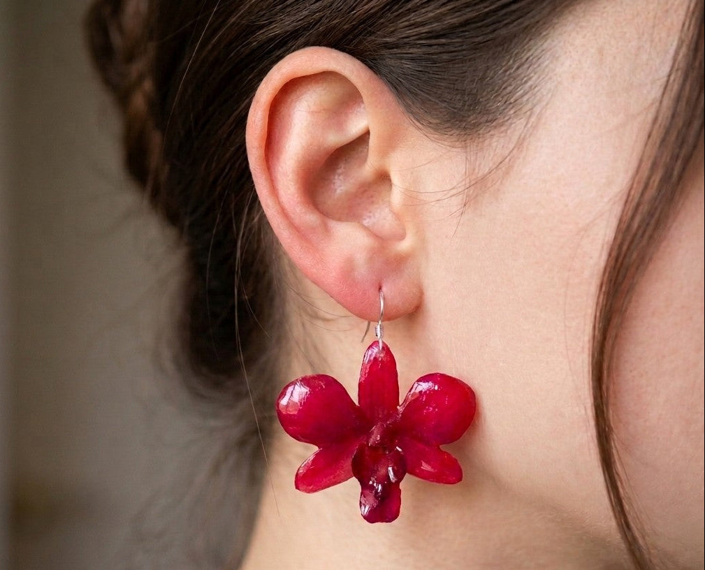 orecchini pendenti a monachella in argento con orchidee vere tridimensionali rosso rubino lucido