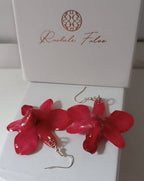 orecchini pendenti a monachella in argento con orchidee vere tridimensionali rosso rubino lucido