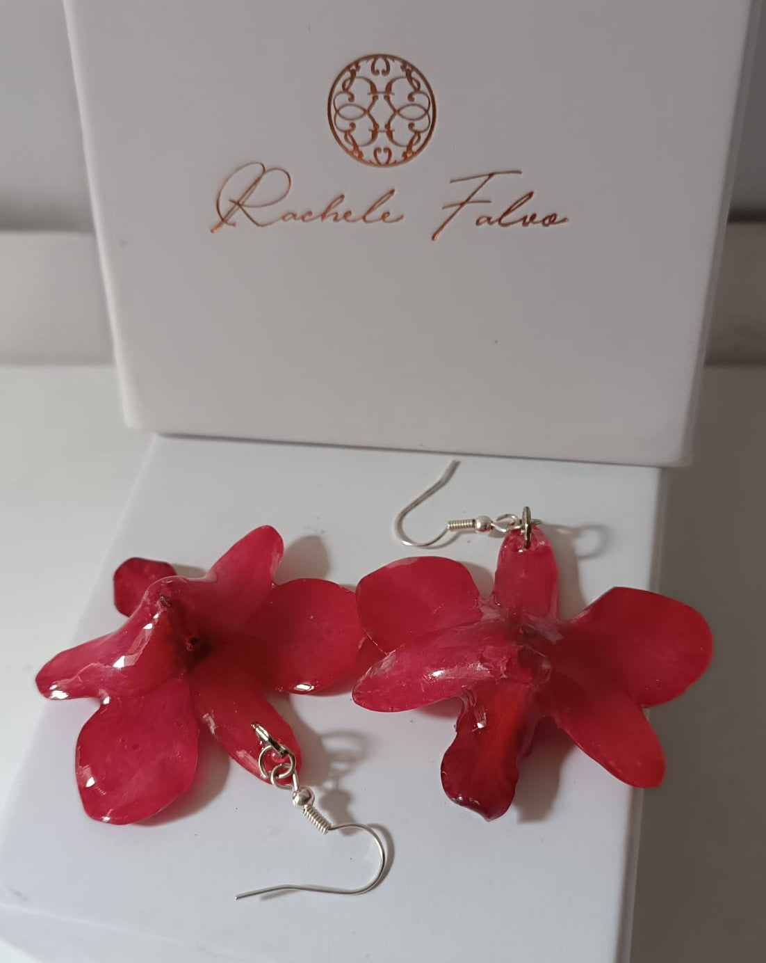 orecchini pendenti a monachella in argento con orchidee vere tridimensionali rosso rubino lucido