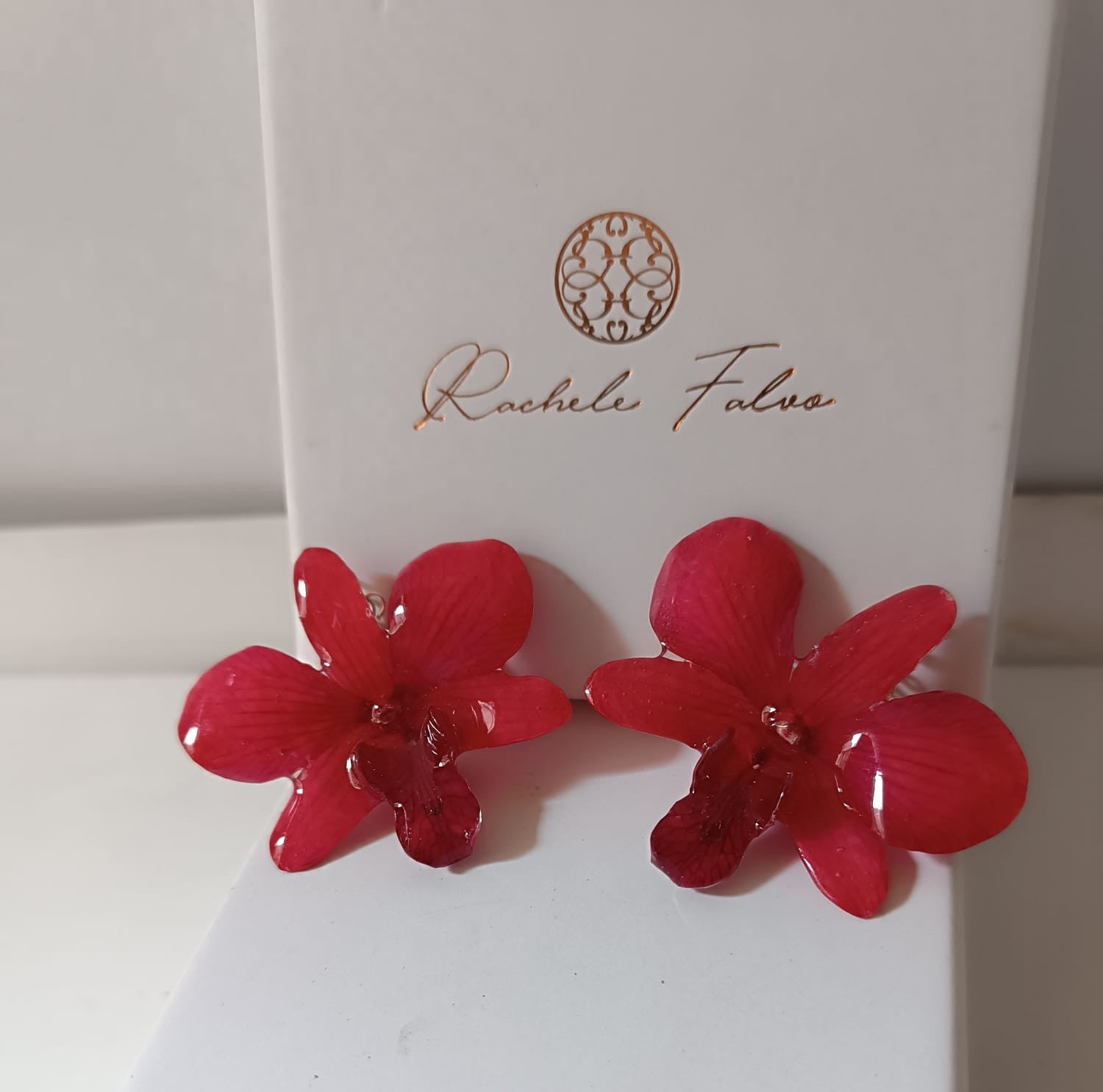 orecchini pendenti a monachella in argento con orchidee vere tridimensionali rosso rubino lucido