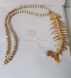 Collana lunga in perle naturali con centrale lisca di pesce