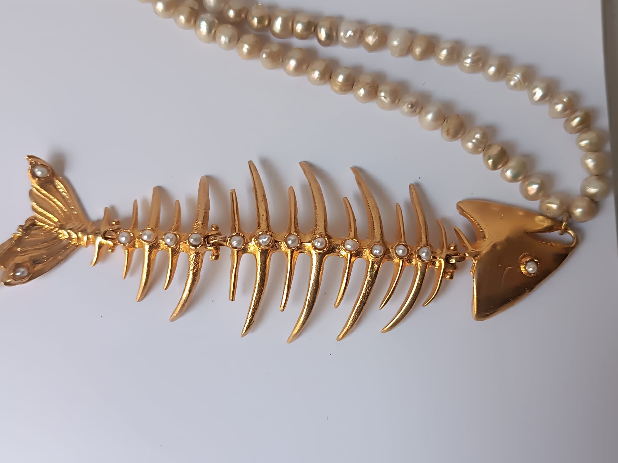 Collana lunga in perle naturali con centrale lisca di pesce