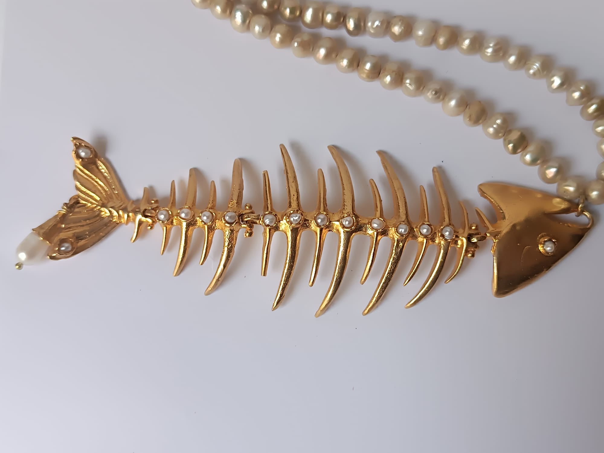 Collana lunga in perle naturali con centrale lisca di pesce