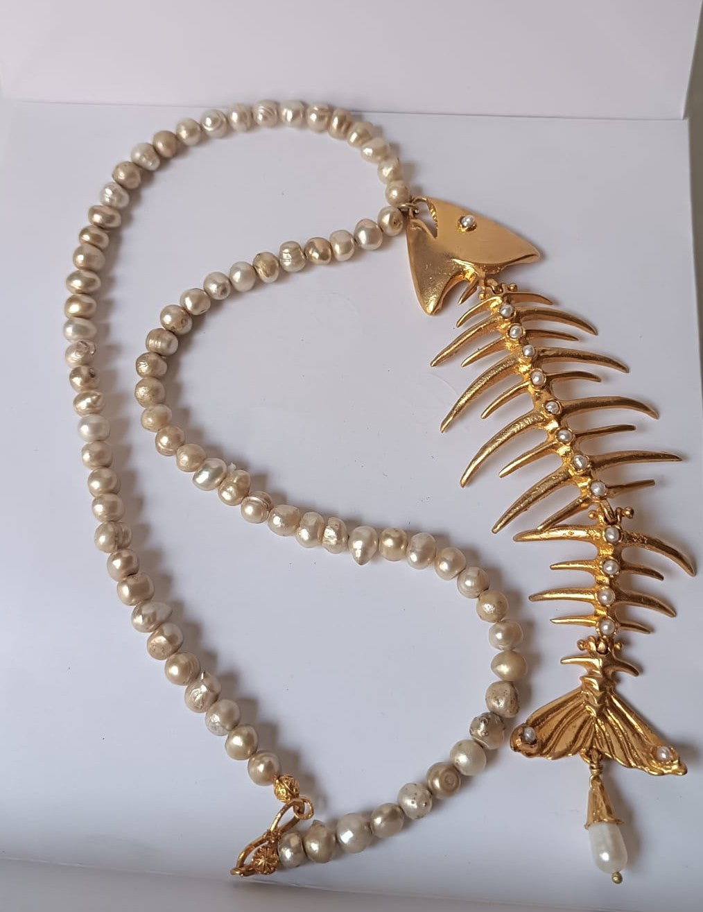 Collana lunga in perle naturali con centrale lisca di pesce