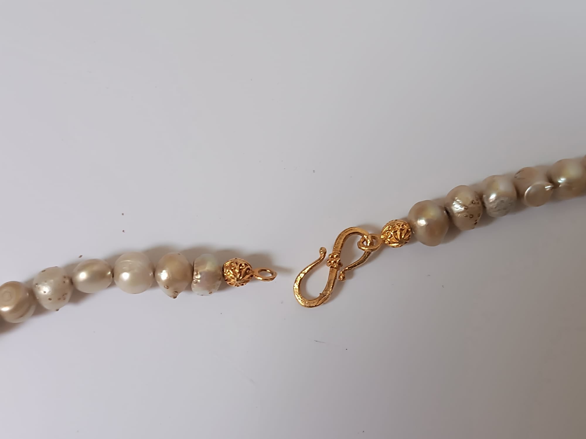 Collana lunga in perle naturali con centrale lisca di pesce