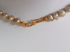 Collana lunga in perle naturali con centrale lisca di pesce