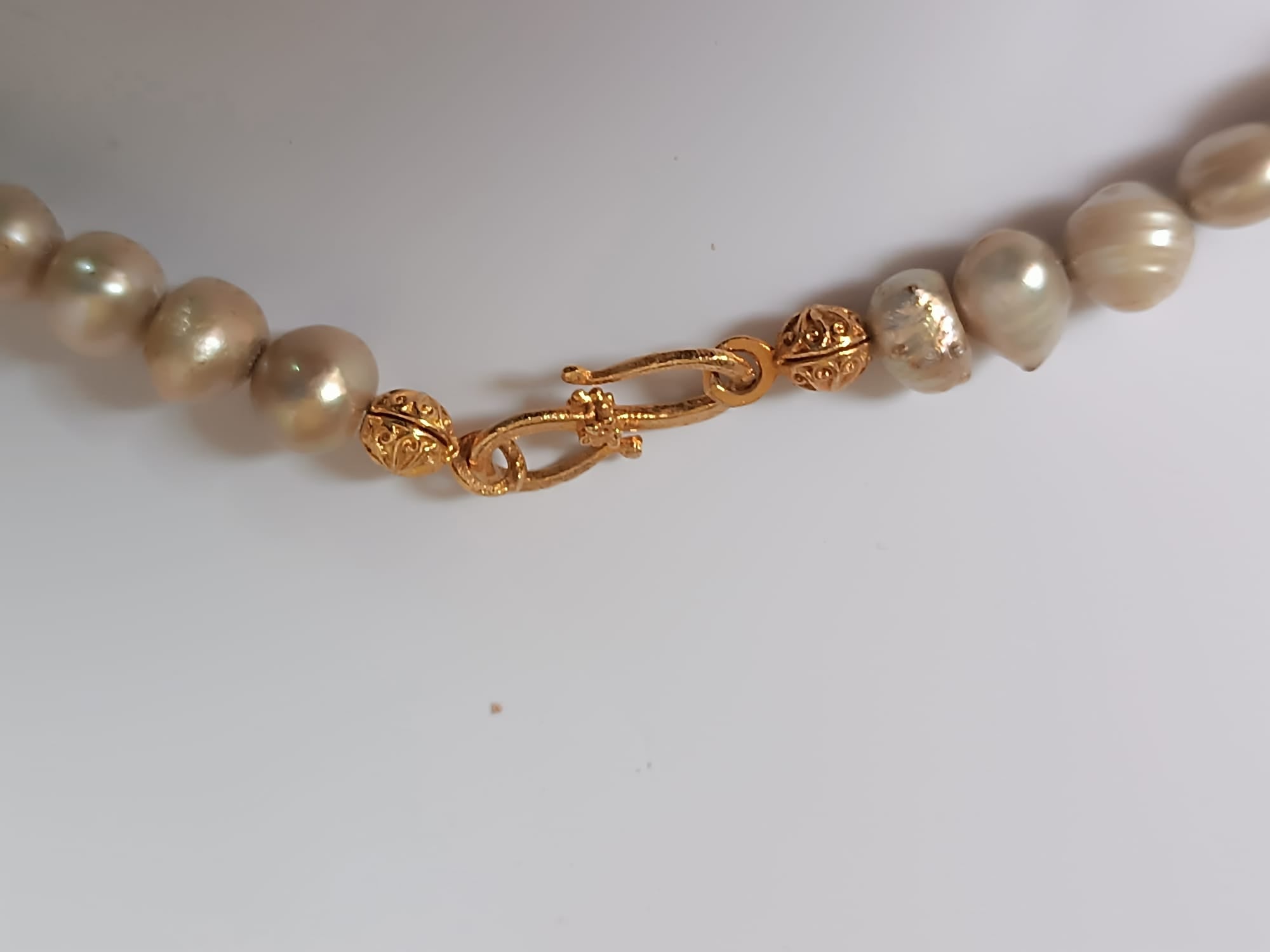 Collana lunga in perle naturali con centrale lisca di pesce