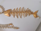 Collana lunga in perle naturali con centrale lisca di pesce