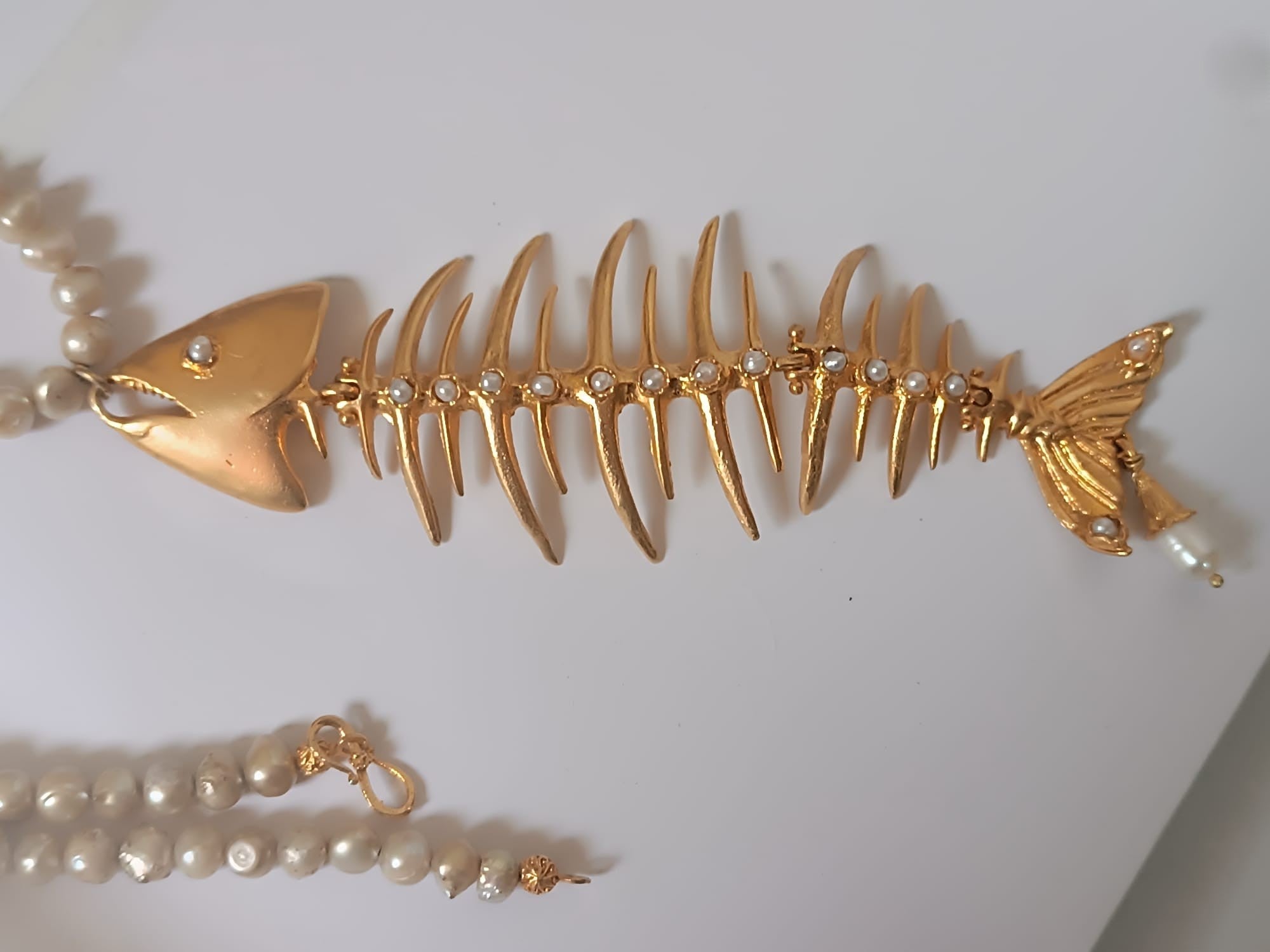 Collana lunga in perle naturali con centrale lisca di pesce
