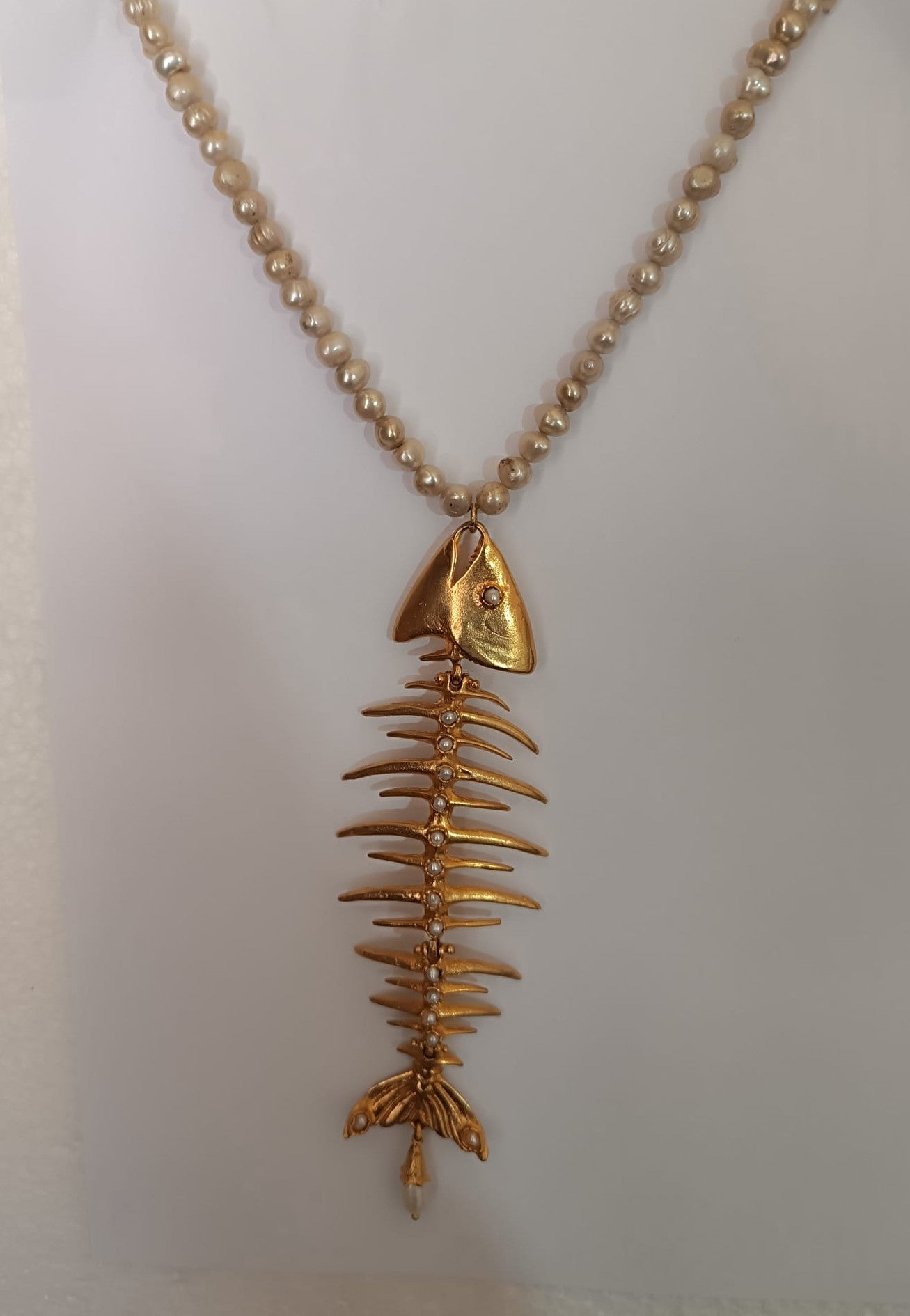Collana lunga in perle naturali con centrale lisca di pesce