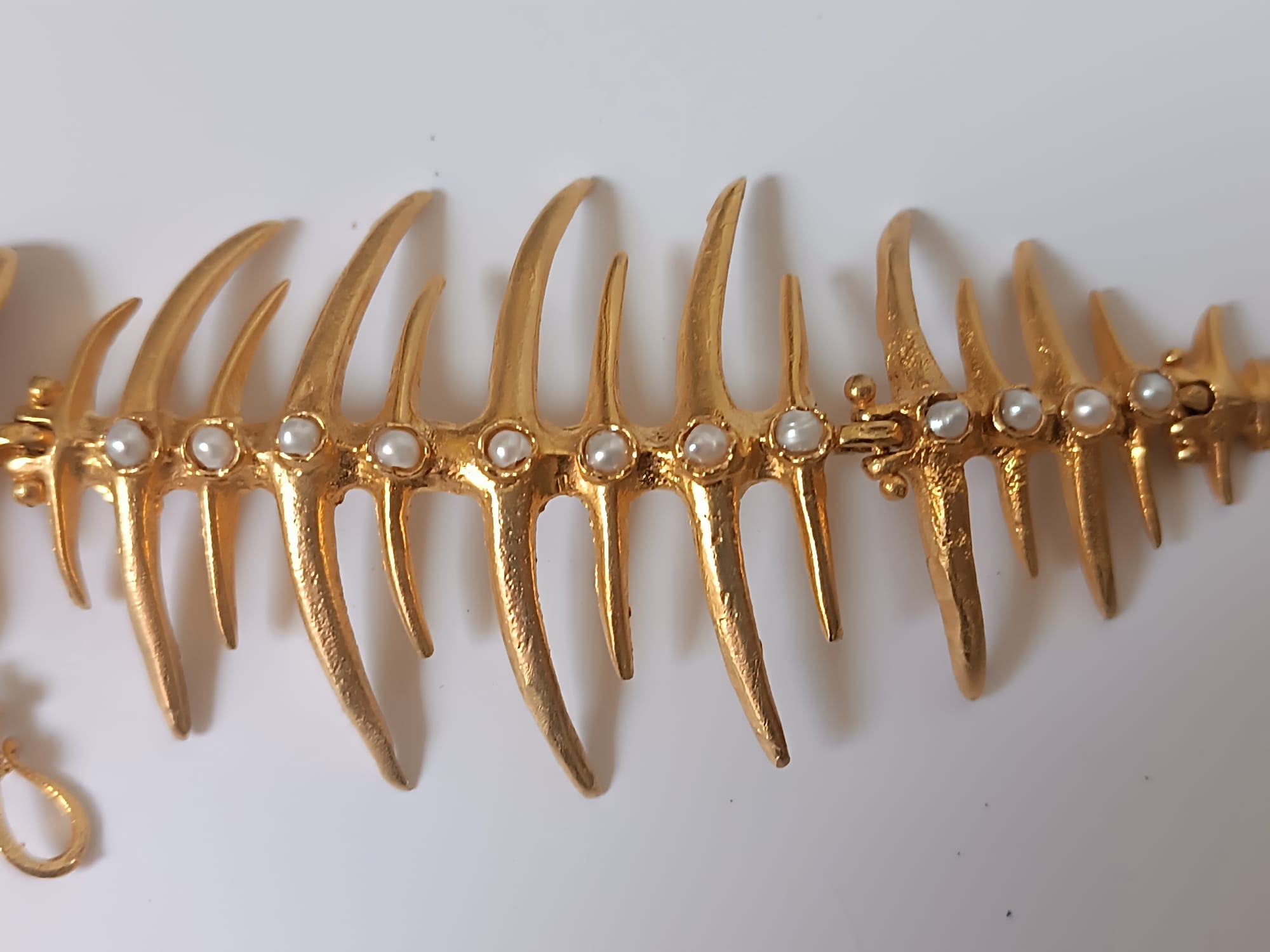 Collana lunga in perle naturali con centrale lisca di pesce