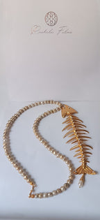 Collana lunga in perle naturali con centrale lisca di pesce