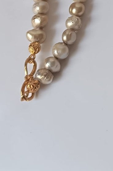Collana lunga in perle naturali con centrale lisca di pesce