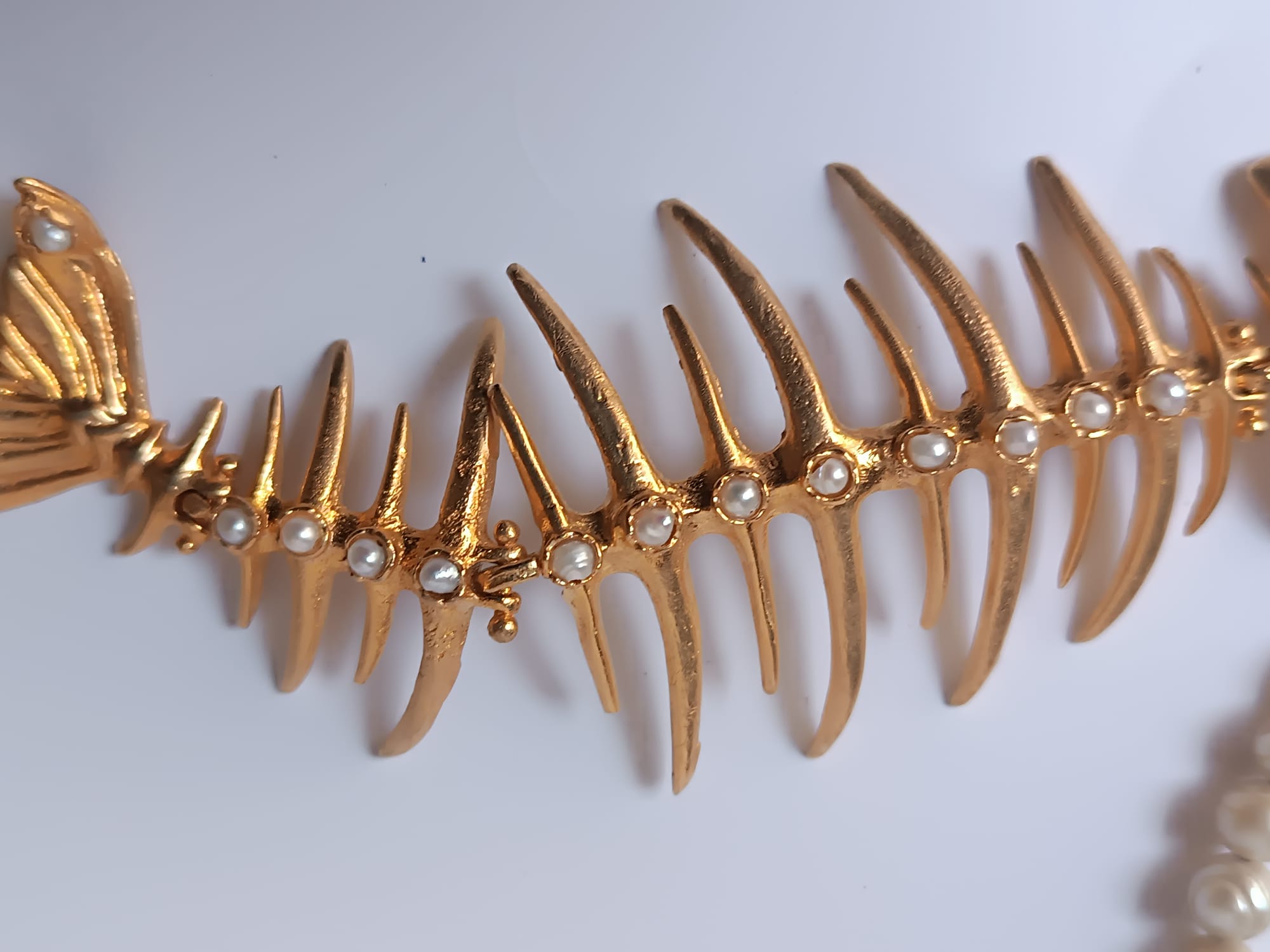 Collana lunga in perle naturali con centrale lisca di pesce