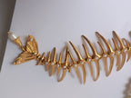 Collana lunga in perle naturali con centrale lisca di pesce