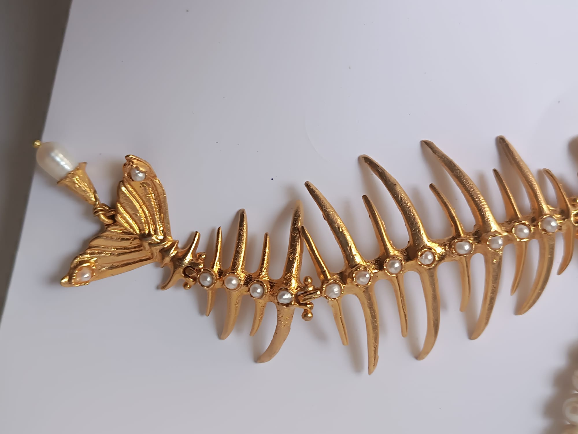 Collana lunga in perle naturali con centrale lisca di pesce