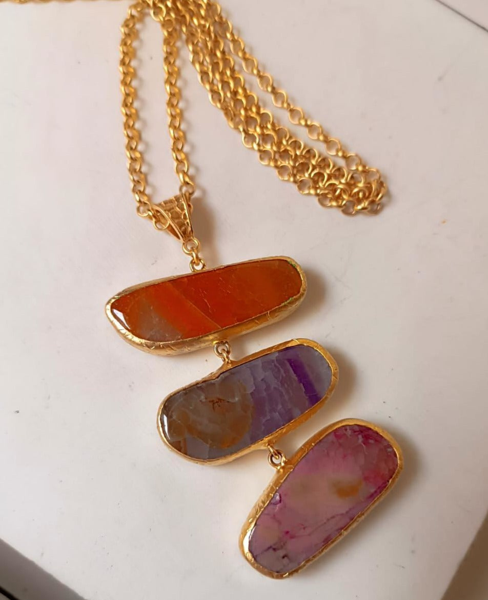 collana lunga in bronzo dorato di Rachele Falvo con catena rolò e grande pendente a tre fette di agata naturale multicolor