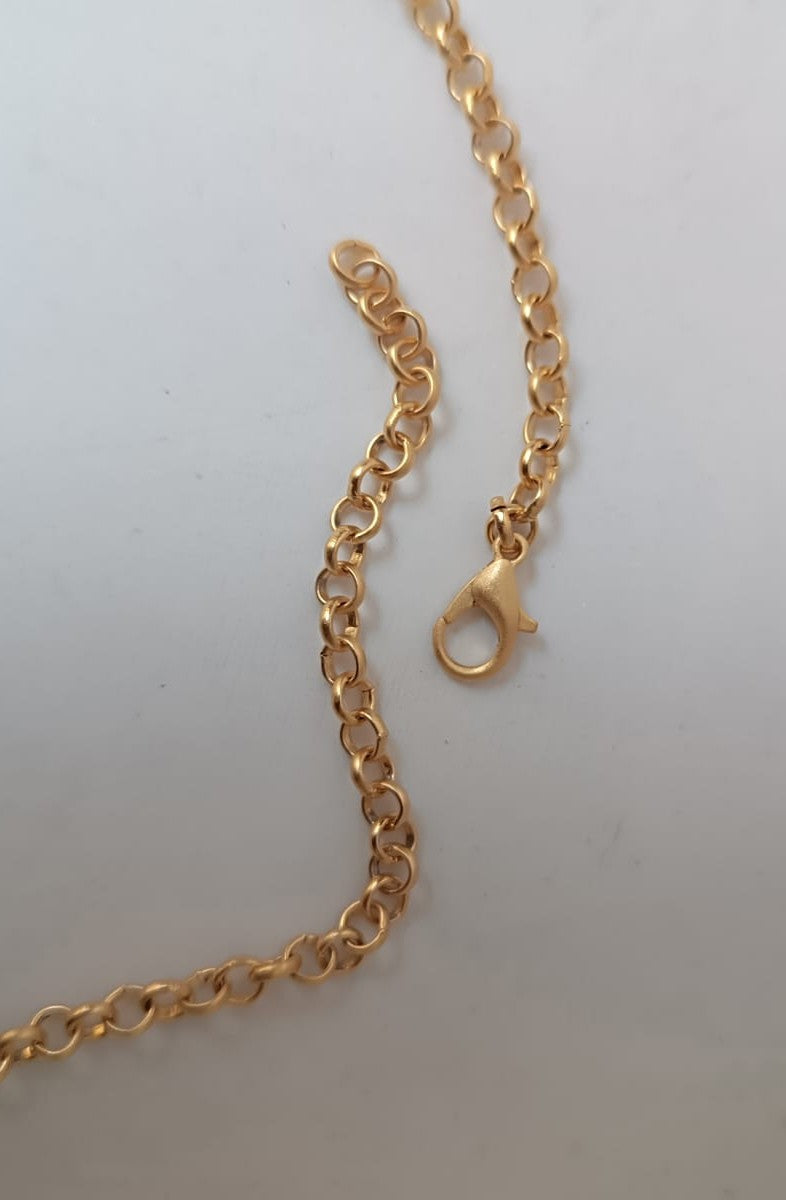 collana lunga in bronzo dorato di Rachele Falvo con catena rolò e grande pendente a tre fette di agata naturale multicolor
