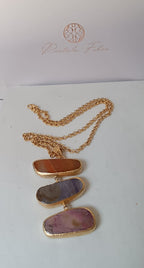 collana lunga in bronzo dorato di Rachele Falvo con catena rolò e grande pendente a tre fette di agata naturale multicolor