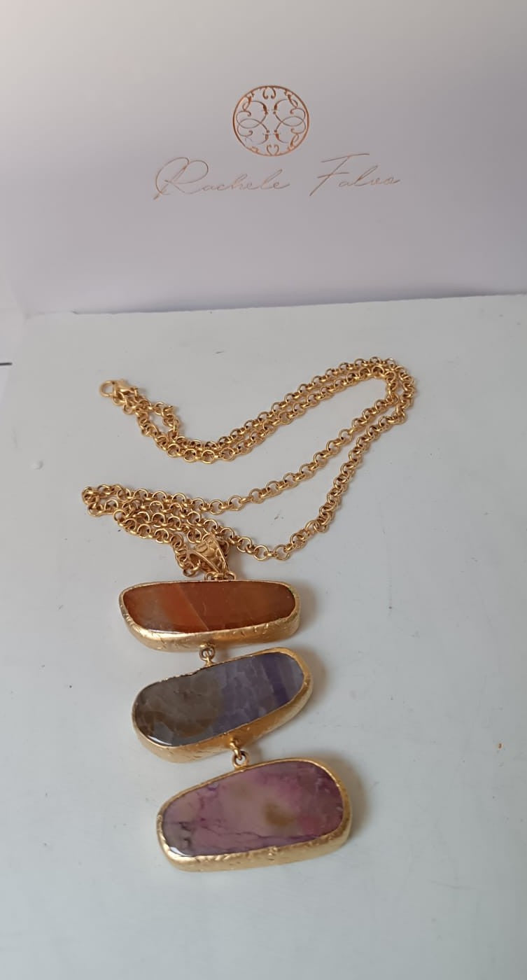 collana lunga in bronzo dorato di Rachele Falvo con catena rolò e grande pendente a tre fette di agata naturale multicolor