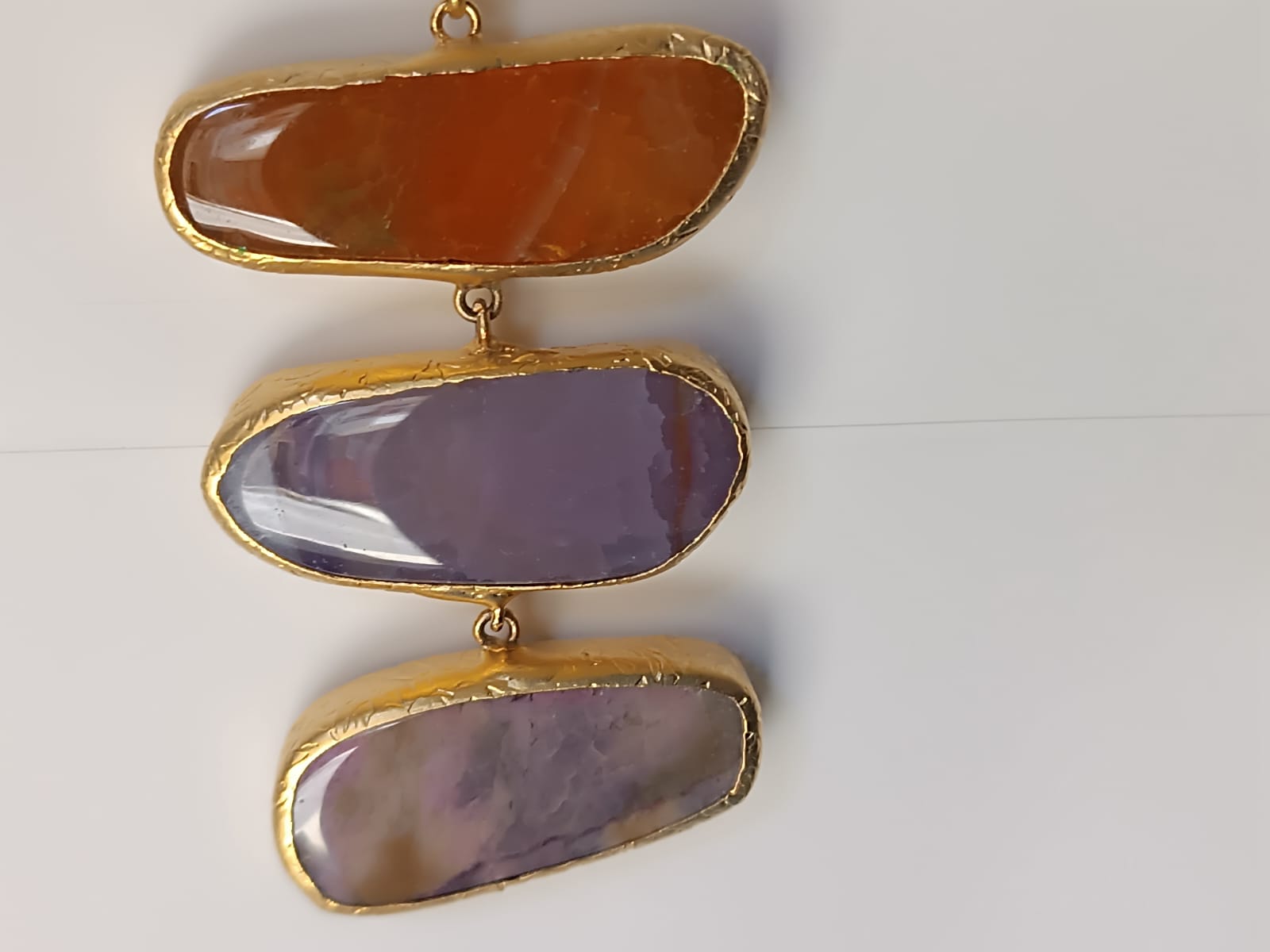 collana lunga in bronzo dorato di Rachele Falvo con catena rolò e grande pendente a tre fette di agata naturale multicolor