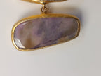 collana lunga in bronzo dorato di Rachele Falvo con catena rolò e grande pendente a tre fette di agata naturale multicolor
