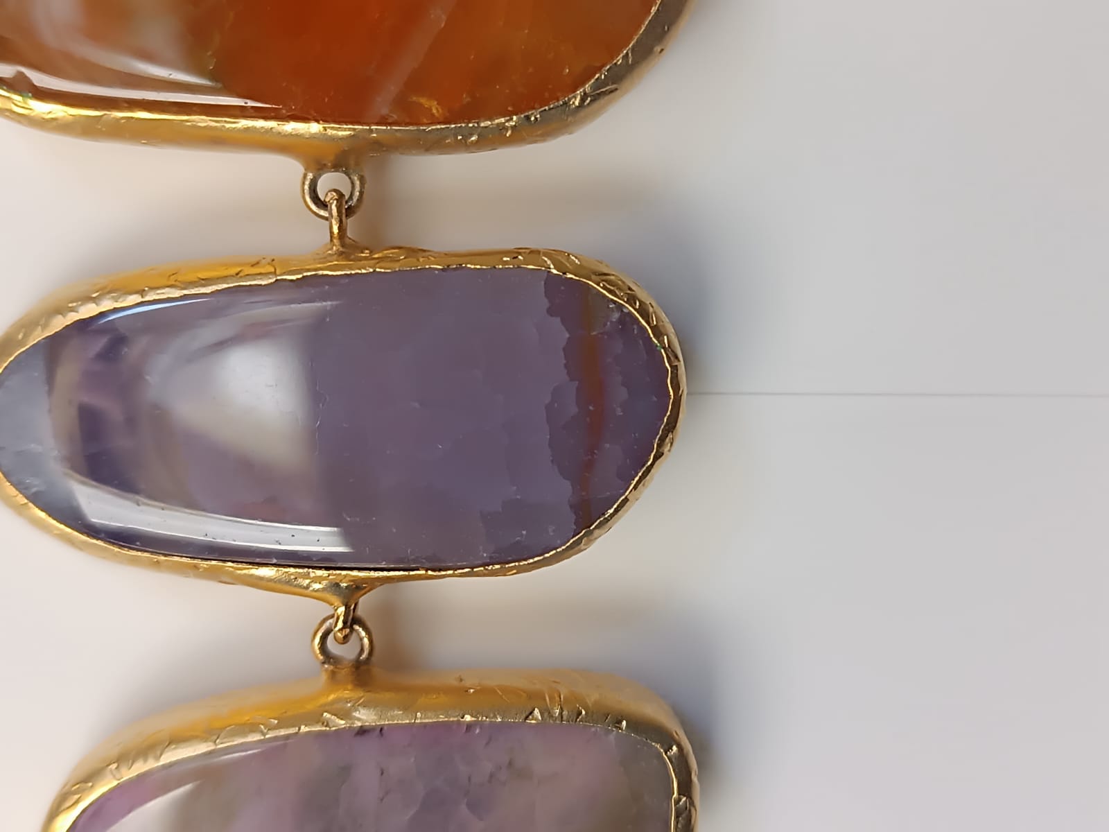 collana lunga in bronzo dorato di Rachele Falvo con catena rolò e grande pendente a tre fette di agata naturale multicolor