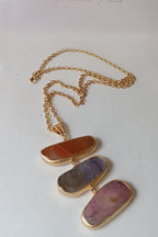 collana lunga in bronzo dorato di Rachele Falvo con catena rolò e grande pendente a tre fette di agata naturale multicolor