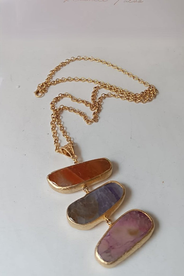 collana lunga in bronzo dorato di Rachele Falvo con catena rolò e grande pendente a tre fette di agata naturale multicolor
