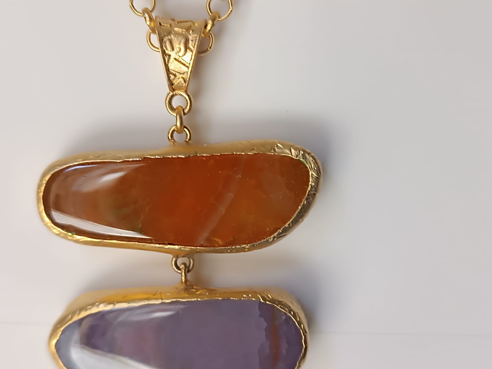 collana lunga in bronzo dorato di Rachele Falvo con catena rolò e grande pendente a tre fette di agata naturale multicolor