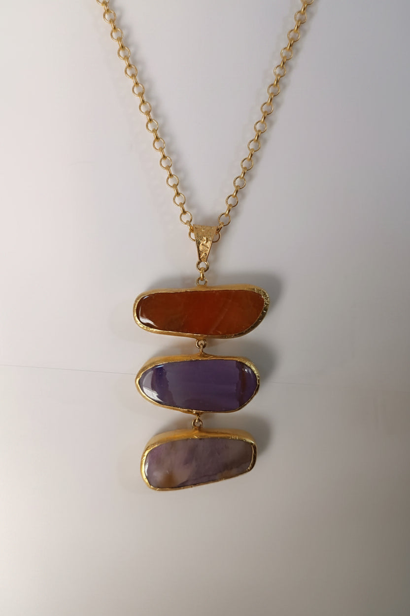 collana lunga in bronzo dorato di Rachele Falvo con catena rolò e grande pendente a tre fette di agata naturale multicolor