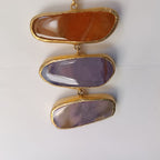collana lunga in bronzo dorato di Rachele Falvo con catena rolò e grande pendente a tre fette di agata naturale multicolor