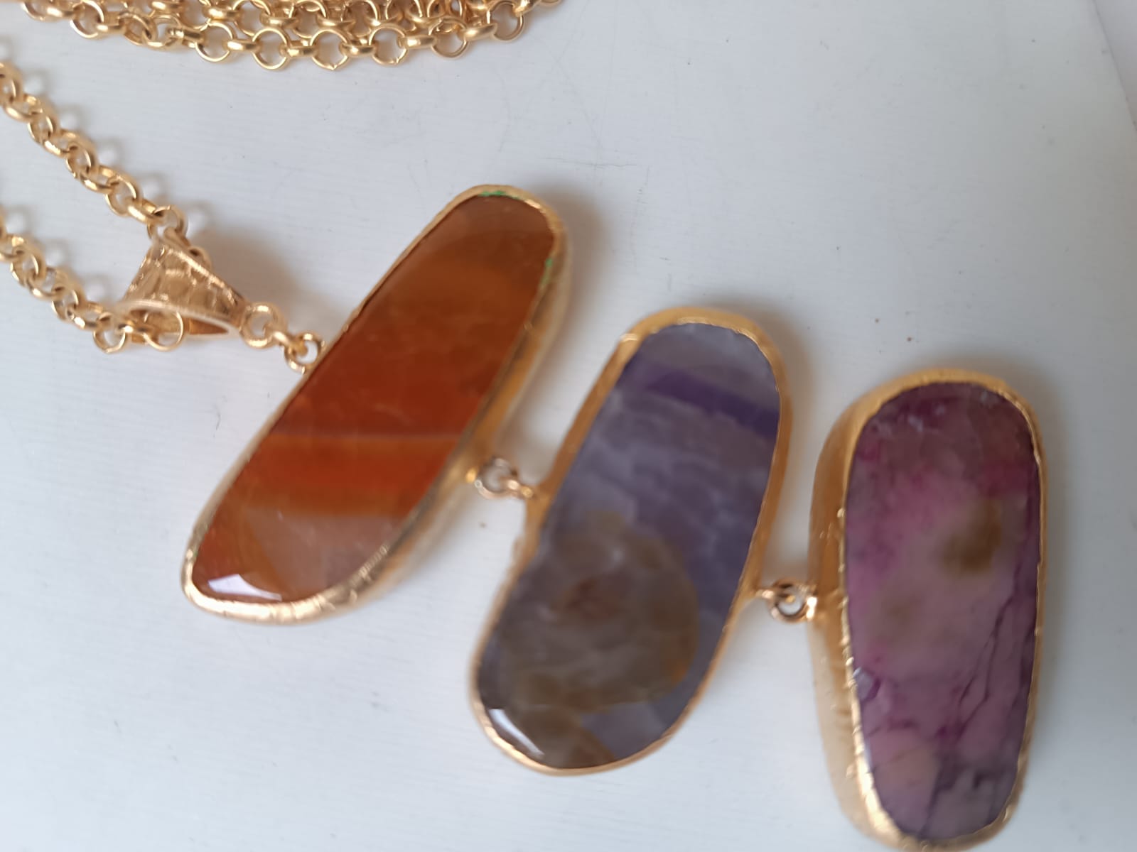 collana lunga in bronzo dorato di Rachele Falvo con catena rolò e grande pendente a tre fette di agata naturale multicolor