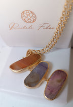 collana lunga in bronzo dorato di Rachele Falvo con catena rolò e grande pendente a tre fette di agata naturale multicolor