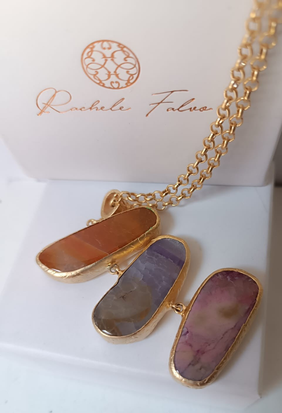 collana lunga in bronzo dorato di Rachele Falvo con catena rolò e grande pendente a tre fette di agata naturale multicolor