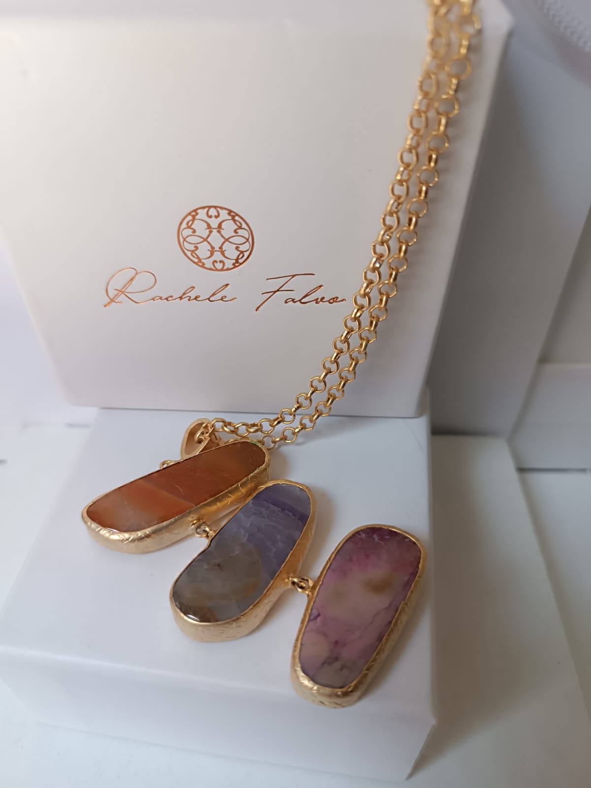 collana lunga in bronzo dorato di Rachele Falvo con catena rolò e grande pendente a tre fette di agata naturale multicolor