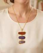 collana lunga in bronzo dorato di Rachele Falvo con catena rolò e grande pendente a tre fette di agata naturale multicolor