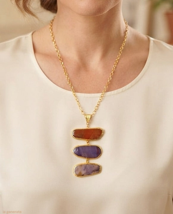 collana lunga in bronzo dorato di Rachele Falvo con catena rolò e grande pendente a tre fette di agata naturale multicolor