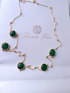Collana lunga sautoir da 90 cm in bronzo dorato con pietre di giada verde naturale incastonate e sferette dorate lungo la catena
