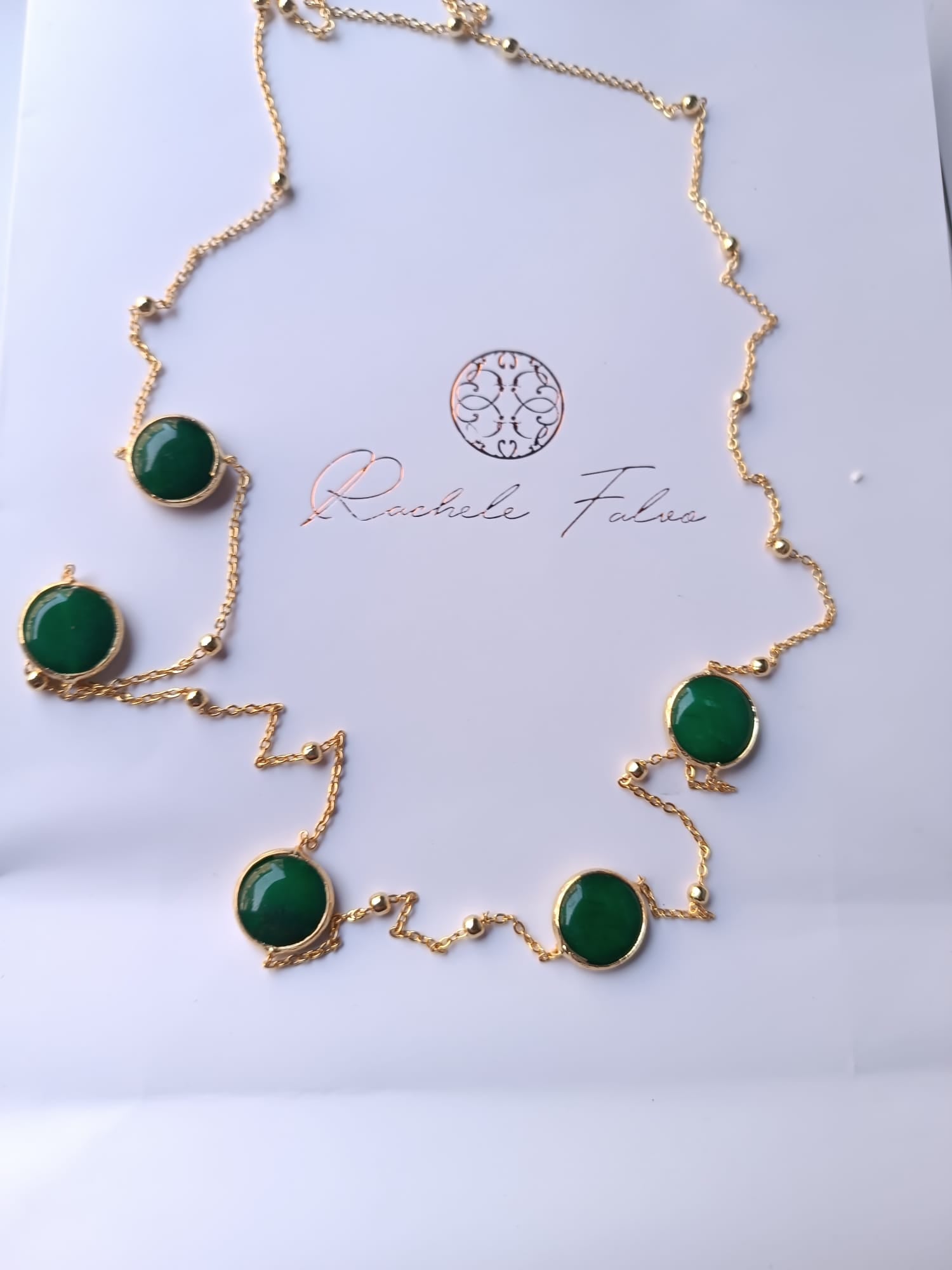 Collana lunga sautoir da 90 cm in bronzo dorato con pietre di giada verde naturale incastonate e sferette dorate lungo la catena