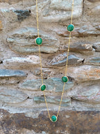 Collana lunga sautoir da 90 cm in bronzo dorato con pietre di giada verde naturale incastonate e sferette dorate lungo la catena